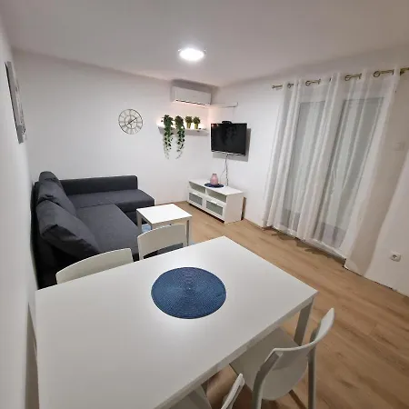 Apartament Goya - Near Beach, Parking, Balcony With A View Selce